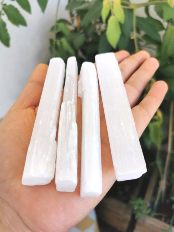 Barre de sélénite, selenite, sélénite brute, pierre, cristal, cristaux, pierre brute, lithothérapie, Sadhana Nepal, méditation, yoga, Citrine, Améthyste, Quartz