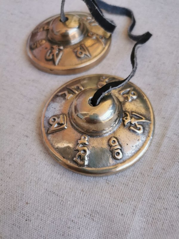 Tingsha Om mane Padme Hum , Tingsha ,Méditation, spiritualité, yoga, cymbales tibétans, tingshas tibétans, sadhana nepal, guérison, tingshas 5 métaux