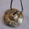 Tingsha mantra tibétain, Tingsha Om mane Padme Hum , Tingsha ,Méditation, spiritualité, yoga, cymbales tibétans, tingshas tibétans, sadhana nepal, guérison, tingshas 3 métaux