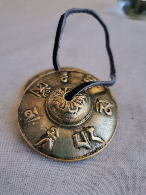 Tingsha mantra tibétain, Tingsha Om mane Padme Hum , Tingsha ,Méditation, spiritualité, yoga, cymbales tibétans, tingshas tibétans, sadhana nepal, guérison, tingshas 3 métaux