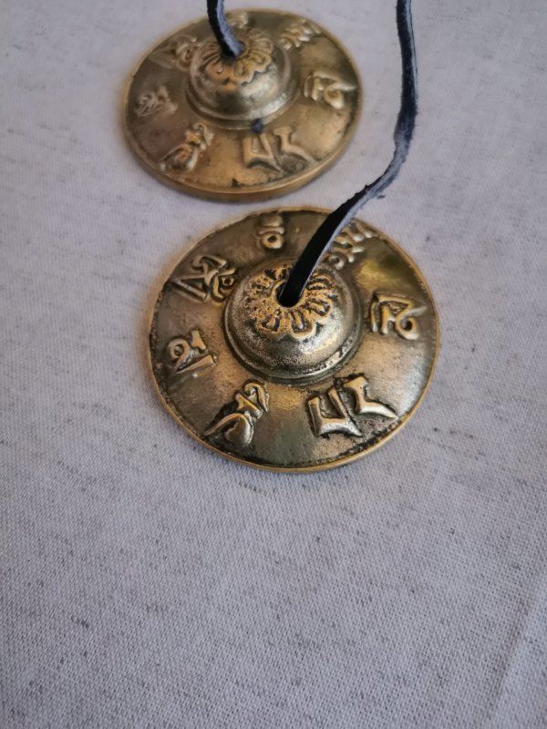 Tingsha mantra tibétain, Tingsha Om mane Padme Hum , Tingsha ,Méditation, spiritualité, yoga, cymbales tibétans, tingshas tibétans, sadhana nepal, guérison, tingshas 3 métaux