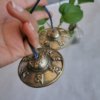 Tingsha mantra tibétain, Tingsha Om mane Padme Hum , Tingsha ,Méditation, spiritualité, yoga, cymbales tibétans, tingshas tibétans, sadhana nepal, guérison, tingshas 3 métaux