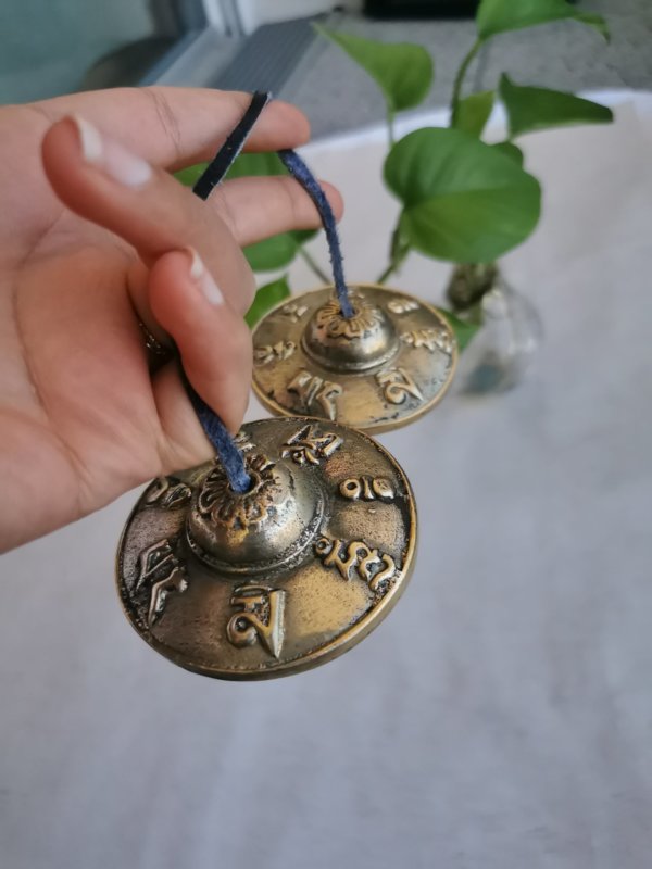 Tingsha mantra tibétain, Tingsha Om mane Padme Hum , Tingsha ,Méditation, spiritualité, yoga, cymbales tibétans, tingshas tibétans, sadhana nepal, guérison, tingshas 3 métaux