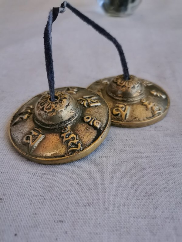 Tingsha mantra tibétain, Tingsha Om mane Padme Hum , Tingsha ,Méditation, spiritualité, yoga, cymbales tibétans, tingshas tibétans, sadhana nepal, guérison, tingshas 3 métaux