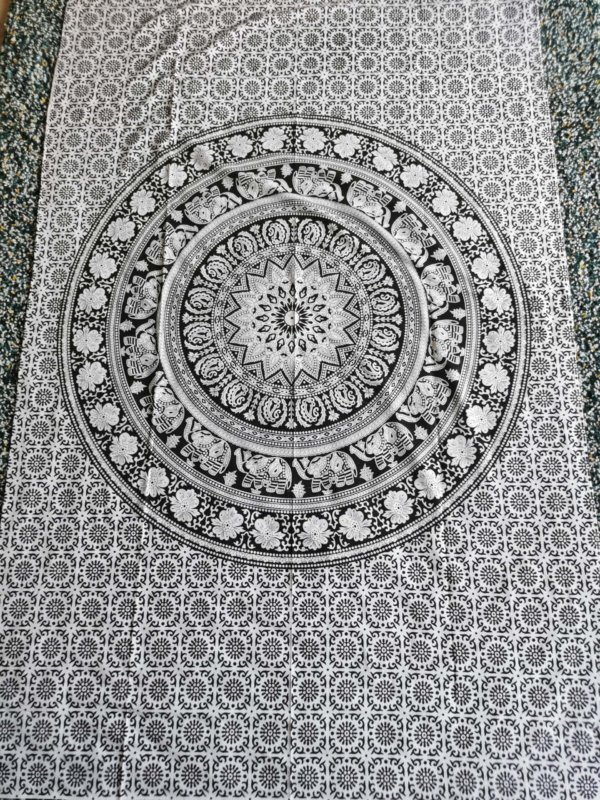 Tapisserie murale mandala noire et blanche, mandala , tapisserie murale, tapisserie, tapestry mandala, Sadhana nepal, yoga, méditation, déco