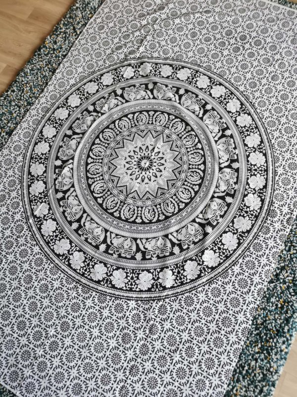 Tapisserie murale mandala noire et blanche, mandala , tapisserie murale, tapisserie, tapestry mandala, Sadhana nepal, yoga, méditation, déco