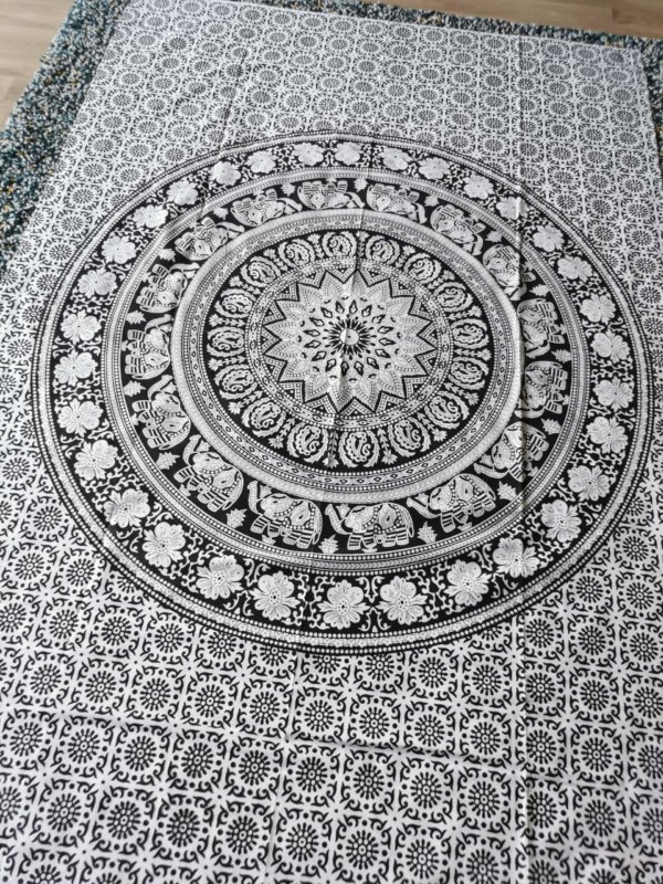 Tapisserie murale mandala noire et blanche, mandala , tapisserie murale, tapisserie, tapestry mandala, Sadhana nepal, yoga, méditation, déco