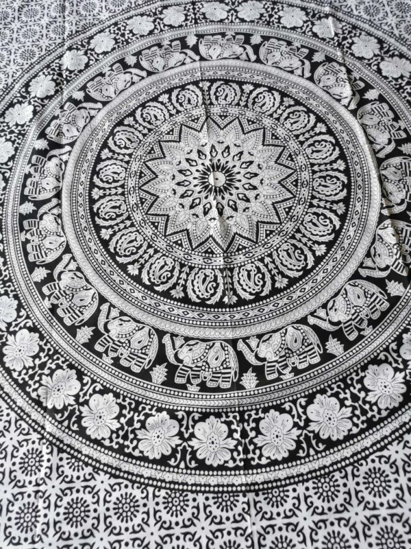 Tapisserie murale mandala noire et blanche, mandala , tapisserie murale, tapisserie, tapestry mandala, Sadhana nepal, yoga, méditation, déco