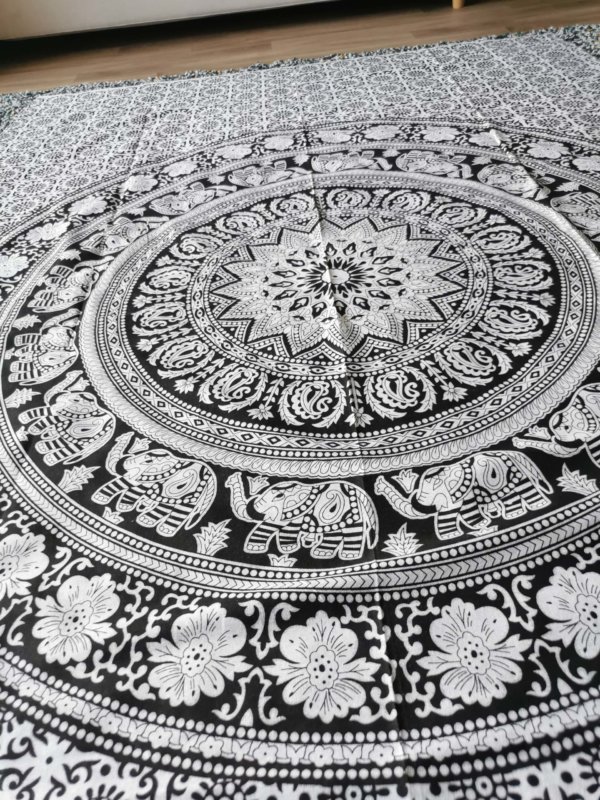 Tapisserie murale mandala noire et blanche, mandala , tapisserie murale, tapisserie, tapestry mandala, Sadhana nepal, yoga, méditation, déco