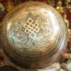 Bol chantant OM, bol himalayen, bol tibétain, bol de méditation, yoga, méditation, spiritualité, Sadhana Nepal