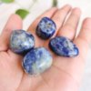 Sodalite roulée , pierre roulée, lithothérapie, pierres naturelles, pierres , sodalite, spiritualité, méditation, yoga , sadhananepal
