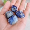 Sodalite roulée , pierre roulée, lithothérapie, pierres naturelles, pierres , sodalite, spiritualité, méditation, yoga , sadhananepal