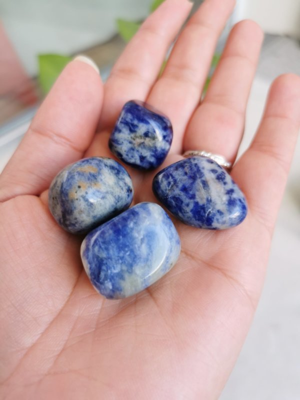 Sodalite roulée , pierre roulée, lithothérapie, pierres naturelles, pierres , sodalite, spiritualité, méditation, yoga , sadhananepal