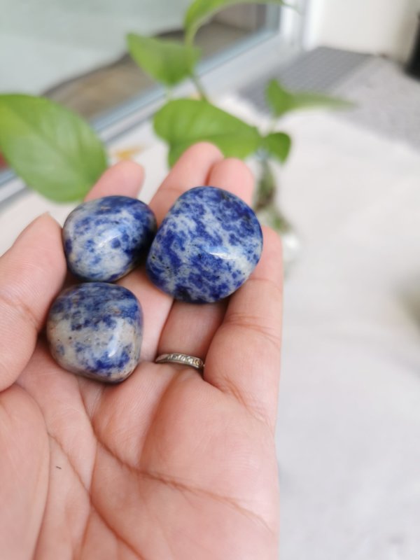 Sodalite roulée , pierre roulée, lithothérapie, pierres naturelles, pierres , sodalite, spiritualité, méditation, yoga , sadhananepal