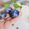 Sodalite roulée , pierre roulée, lithothérapie, pierres naturelles, pierres , sodalite, spiritualité, méditation, yoga , sadhananepal