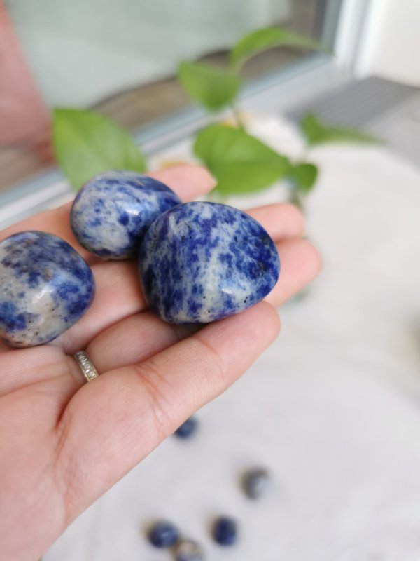 Sodalite roulée , pierre roulée, lithothérapie, pierres naturelles, pierres , sodalite, spiritualité, méditation, yoga , sadhananepal