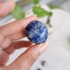 Sodalite roulée , pierre roulée, lithothérapie, pierres naturelles, pierres , sodalite, spiritualité, méditation, yoga , sadhananepal