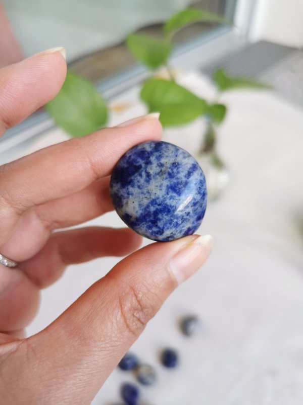Sodalite roulée , pierre roulée, lithothérapie, pierres naturelles, pierres , sodalite, spiritualité, méditation, yoga , sadhananepal