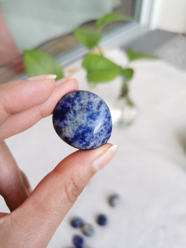 Sodalite roulée , pierre roulée, lithothérapie, pierres naturelles, pierres , sodalite, spiritualité, méditation, yoga , sadhananepal