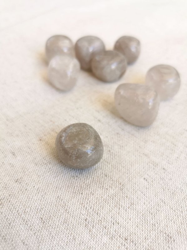 Quartz fumé roulée , pierre roulée, lithothérapie, pierres naturelles, pierres , quartz fumé, spiritualité, méditation, yoga , sadhananepal