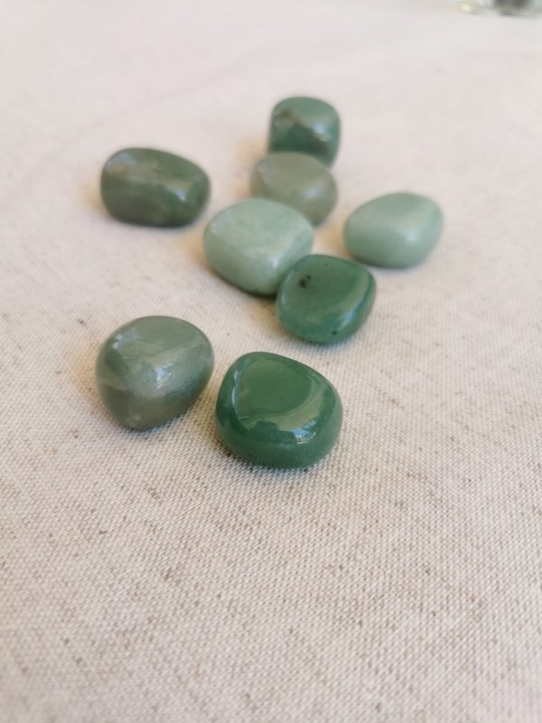 Aventurine verte roulée , pierre roulée, lithothérapie, pierres naturelles, pierres , aventurine verte, spiritualité, lithothérapie, méditation, yoga , sadhananepal