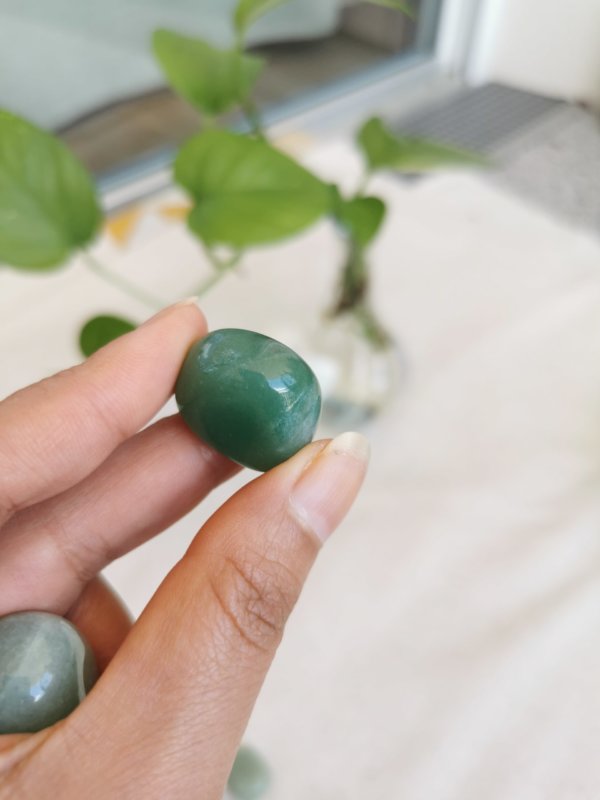 Aventurine verte roulée , pierre roulée, lithothérapie, pierres naturelles, pierres , aventurine verte, spiritualité, lithothérapie, méditation, yoga , sadhananepal