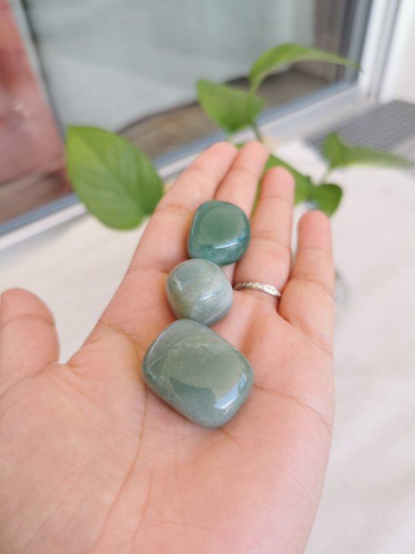 Aventurine verte roulée , pierre roulée, lithothérapie, pierres naturelles, pierres , aventurine verte, spiritualité, lithothérapie, méditation, yoga , sadhananepal