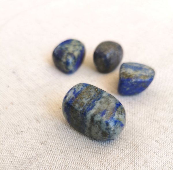 Lapis Lazuli roulée , pierre roulée, lithothérapie, pierres naturelles, pierres , lapis lazuli, spiritualité, méditation, yoga , sadhananepal
