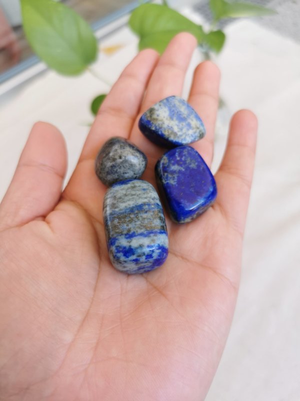 Lapis Lazuli roulée , pierre roulée, lithothérapie, pierres naturelles, pierres , lapis lazuli, spiritualité, méditation, yoga , sadhananepal