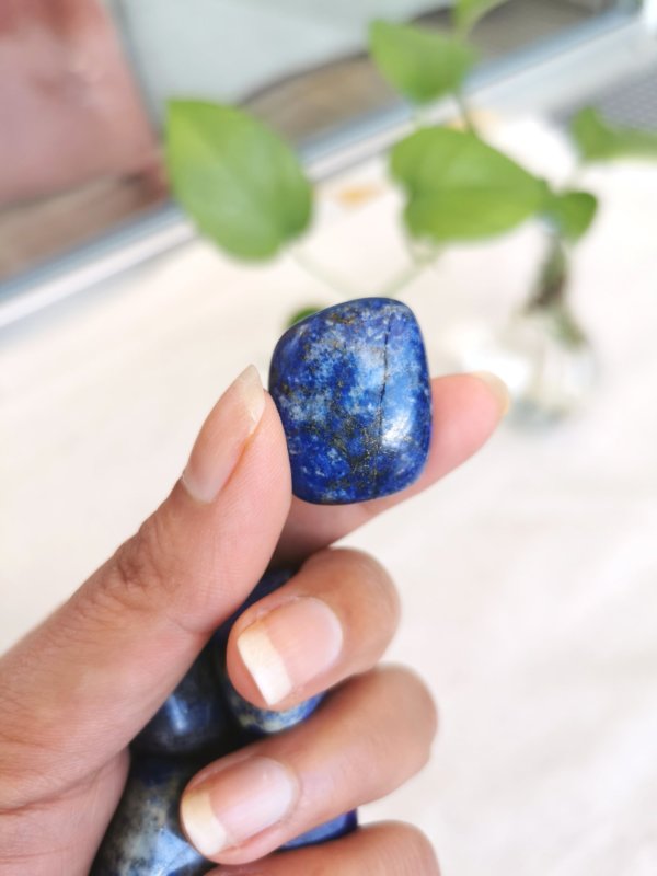 Lapis Lazuli roulée , pierre roulée, lithothérapie, pierres naturelles, pierres , lapis lazuli, spiritualité, méditation, yoga , sadhananepal