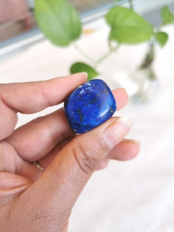 Lapis Lazuli roulée , pierre roulée, lithothérapie, pierres naturelles, pierres , lapis lazuli, spiritualité, méditation, yoga , sadhananepal