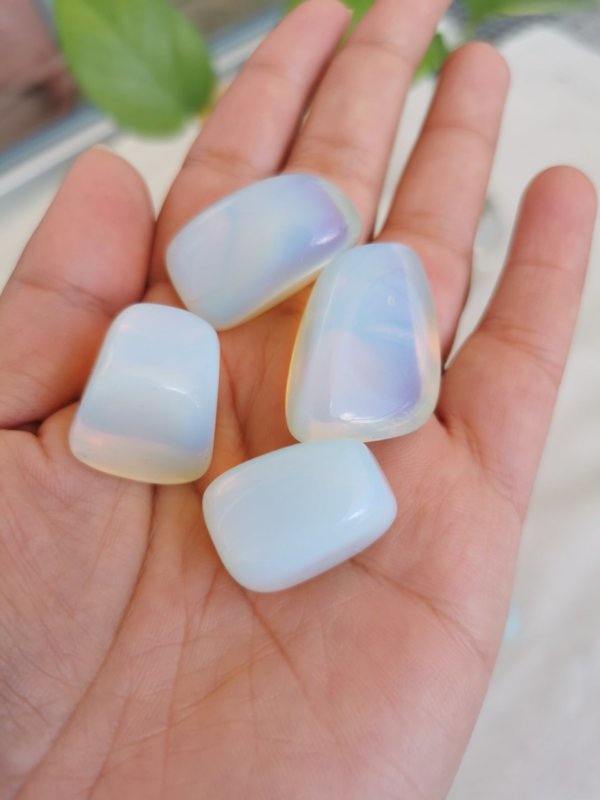 Opalite roulée , pierre roulée, lithothérapie, pierres naturelles, pierres , opalite, spiritualité, méditation, yoga , sadhananepal