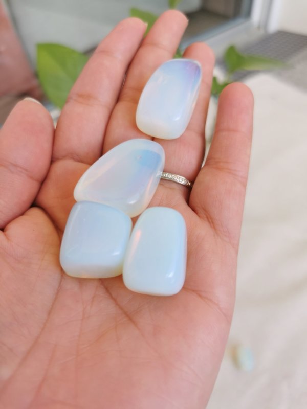 Opalite roulée , pierre roulée, lithothérapie, pierres naturelles, pierres , opalite, spiritualité, méditation, yoga , sadhananepal