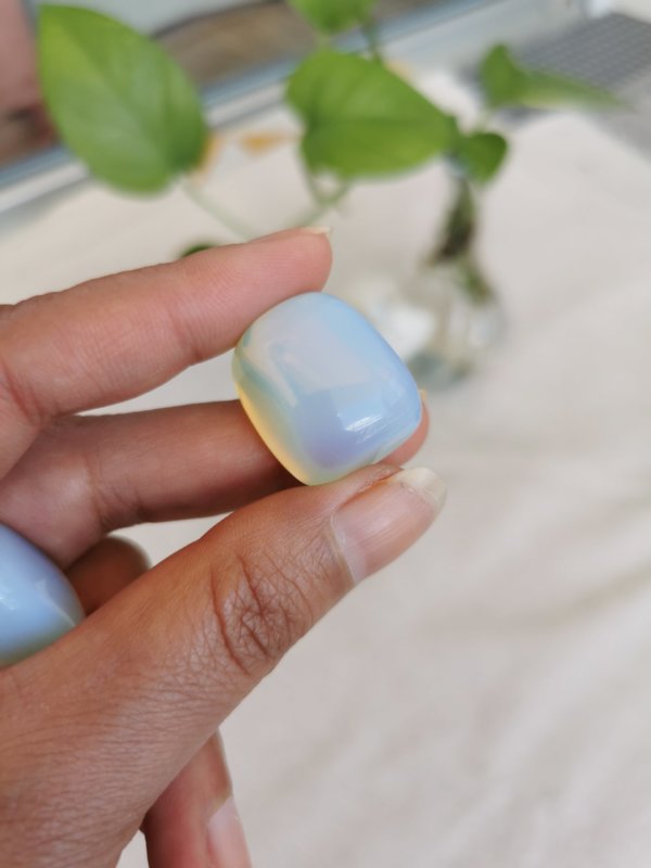 Opalite roulée , pierre roulée, lithothérapie, pierres naturelles, pierres , opalite, spiritualité, méditation, yoga , sadhananepal