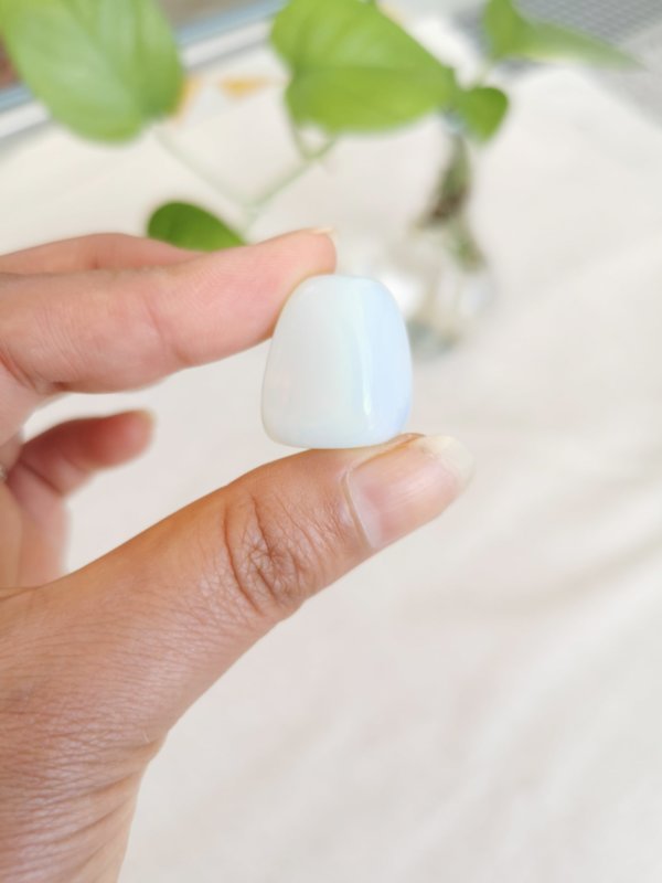 Opalite roulée , pierre roulée, lithothérapie, pierres naturelles, pierres , opalite, spiritualité, méditation, yoga , sadhananepal