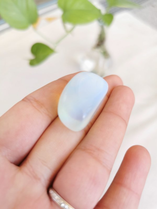 Opalite roulée , pierre roulée, lithothérapie, pierres naturelles, pierres , opalite, spiritualité, méditation, yoga , sadhananepal
