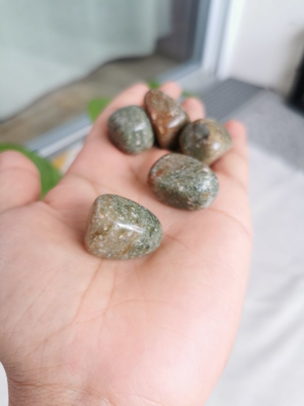 Ukanite roulée , pierre roulée, lithothérapie, pierres naturelles, pierres , ukanite, spiritualité, méditation, yoga , sadhananepal