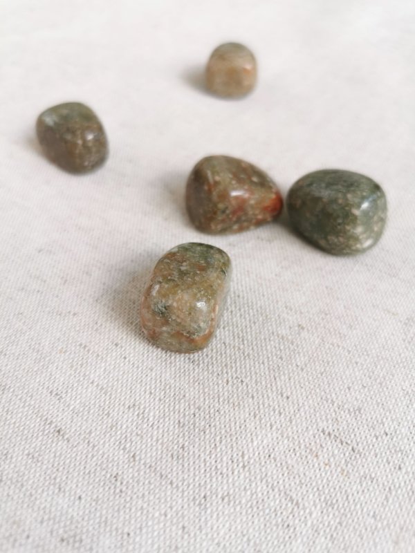 Ukanite roulée , pierre roulée, lithothérapie, pierres naturelles, pierres , ukanite, spiritualité, méditation, yoga , sadhananepal