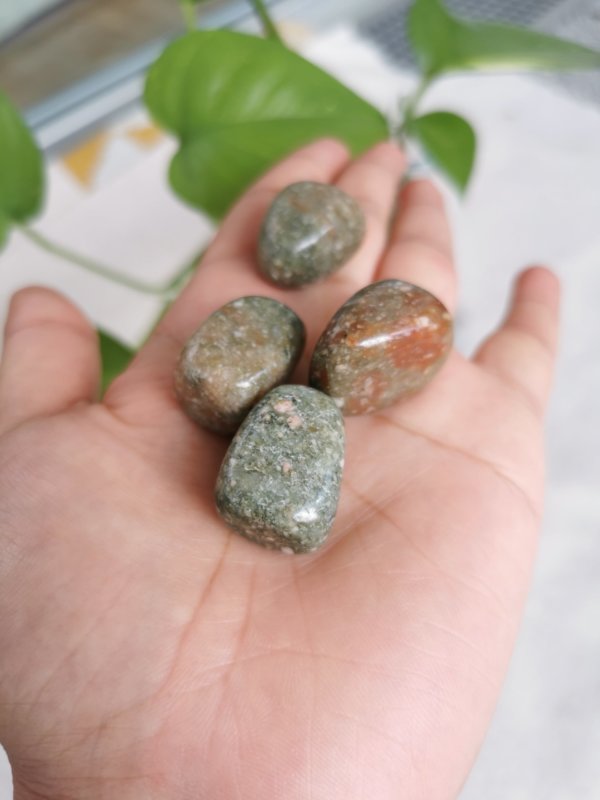 Ukanite roulée , pierre roulée, lithothérapie, pierres naturelles, pierres , ukanite, spiritualité, méditation, yoga , sadhananepal