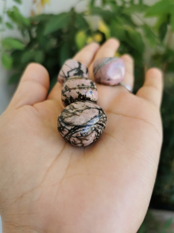 Rhodonite roulée , pierre roulée, lithothérapie, pierres naturelles, pierres , rhodonite, spiritualité, méditation, yoga , sadhananepal