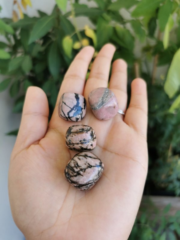 Rhodonite roulée , pierre roulée, lithothérapie, pierres naturelles, pierres , rhodonite, spiritualité, méditation, yoga , sadhananepal