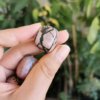 Rhodonite roulée , pierre roulée, lithothérapie, pierres naturelles, pierres , rhodonite, spiritualité, méditation, yoga , sadhananepal