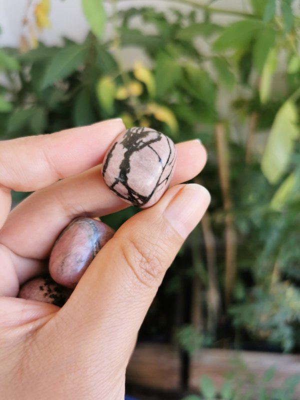 Rhodonite roulée , pierre roulée, lithothérapie, pierres naturelles, pierres , rhodonite, spiritualité, méditation, yoga , sadhananepal