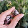 Rhodonite roulée , pierre roulée, lithothérapie, pierres naturelles, pierres , rhodonite, spiritualité, méditation, yoga , sadhananepal