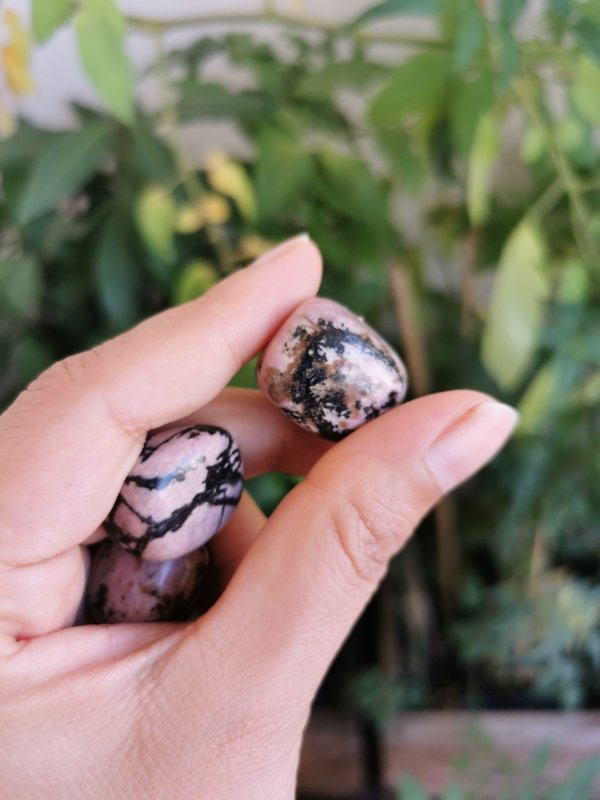 Rhodonite roulée , pierre roulée, lithothérapie, pierres naturelles, pierres , rhodonite, spiritualité, méditation, yoga , sadhananepal