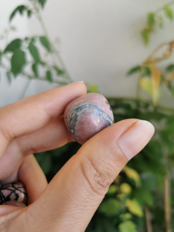 Rhodonite roulée , pierre roulée, lithothérapie, pierres naturelles, pierres , rhodonite, spiritualité, méditation, yoga , sadhananepal