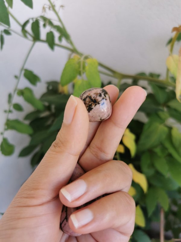 Rhodonite roulée , pierre roulée, lithothérapie, pierres naturelles, pierres , rhodonite, spiritualité, méditation, yoga , sadhananepal