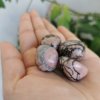 Rhodonite roulée , pierre roulée, lithothérapie, pierres naturelles, pierres , rhodonite, spiritualité, méditation, yoga , sadhananepal