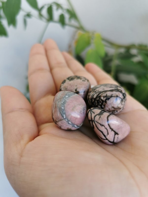 Rhodonite roulée , pierre roulée, lithothérapie, pierres naturelles, pierres , rhodonite, spiritualité, méditation, yoga , sadhananepal