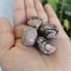 Rhodonite roulée , pierre roulée, lithothérapie, pierres naturelles, pierres , rhodonite, spiritualité, méditation, yoga , sadhananepal